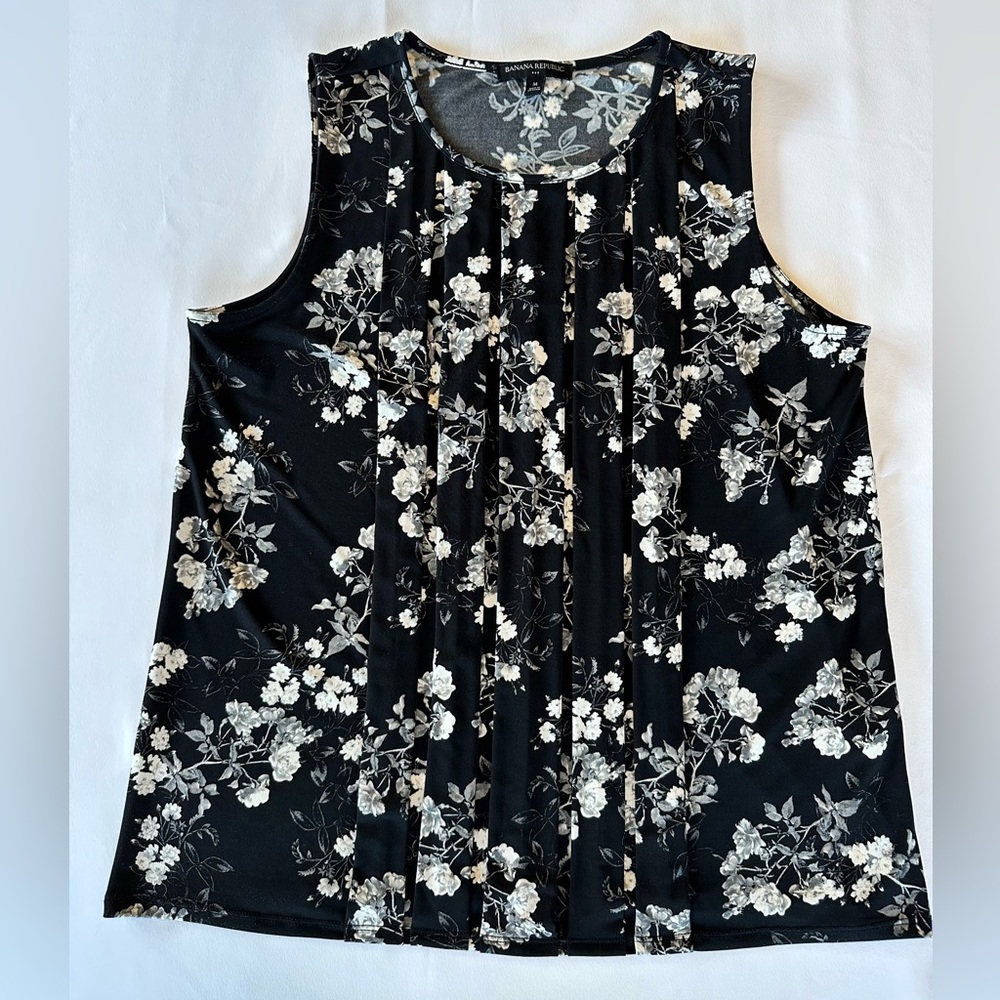 Pleated Floral Banana Republic Shirt. Size M.